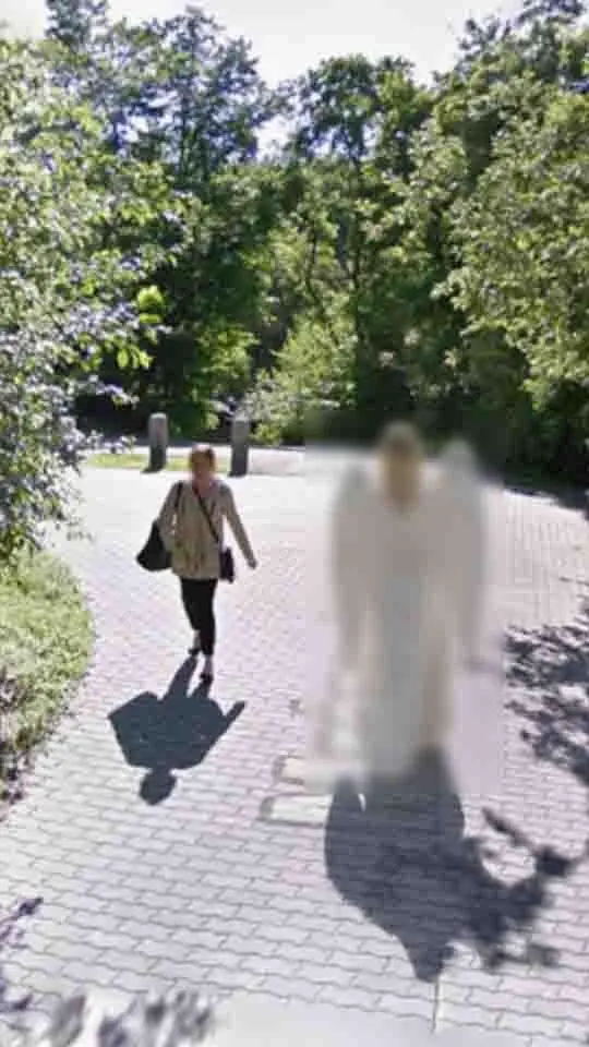 street view, angel blurred